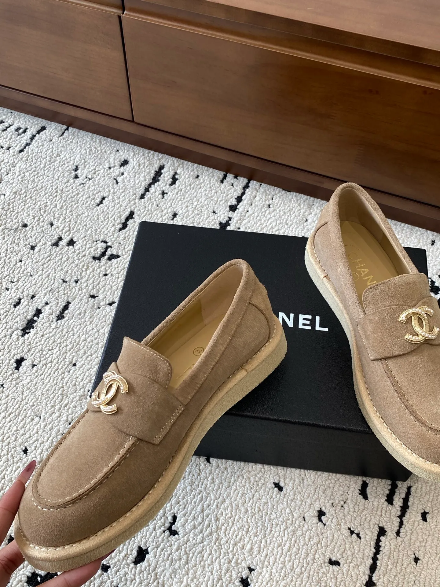 👟👟Ex-factory price 620👟👟High-end notebook 🍀2025 autumn and winter new Chanel Chanel entrance hardware buckle, Loaf loafers, can be worn all year round. No matter when you wear it, it is very high-end and durable. Go shopping and attract attention on the street! Easily travel between commuting and leisure occasions, and become a carefree fashionable and elegant woman ~ Upper: cowhide/cow nubuck leather/open edge beads Inner: lambskin Sole: Italian raw rubber outsole leather strip Code number: 35-39 (40/41 customized, non-refundable and non-exchangeable 👉 Buy now👉 Buy now👉 Buy now👉
